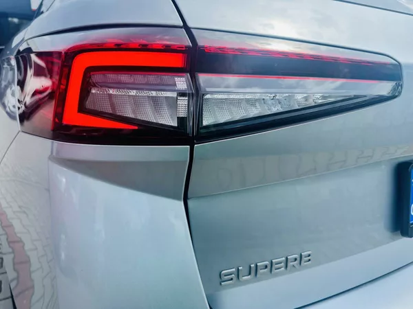 Škoda Superb Combi Selection 2,0TDI 110kW D - foto 33