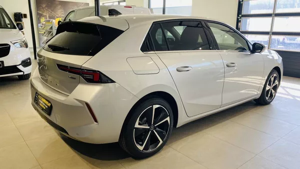 Opel Astra Elegance HB 1.6 PHEV 132kW/180 - foto 4