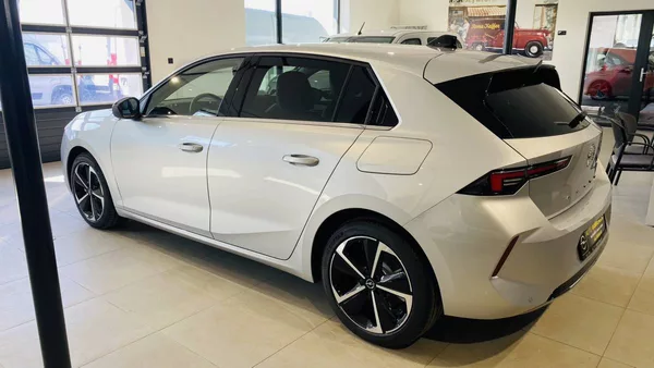 Opel Astra Elegance HB 1.6 PHEV 132kW/180 - foto 6