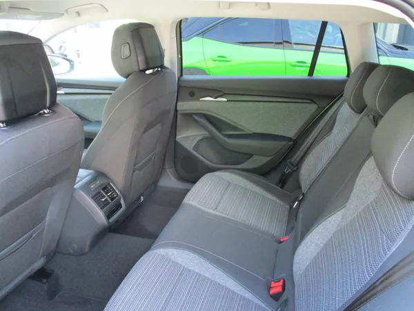 Škoda Superb Combi Selection 2,0TDI 110kW D - foto 10