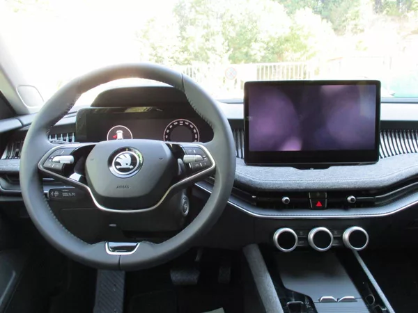 Škoda Superb Combi Selection 2,0TDI 110kW D - foto 11