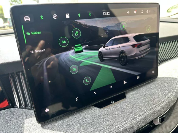 Škoda Superb Combi Selection 2,0TDI 110kW D - foto 16