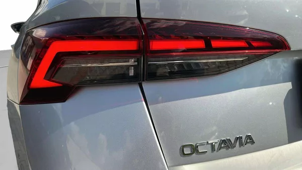 Škoda Octavia Combi Top Selection 2,0TDI 110 - foto 30