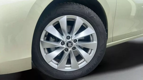 Škoda Superb Combi Selection 2,0TDI 110kW D - foto 31