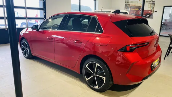 Opel Astra Elegance HB 1.6 PHEV 132kW/180 - foto 6