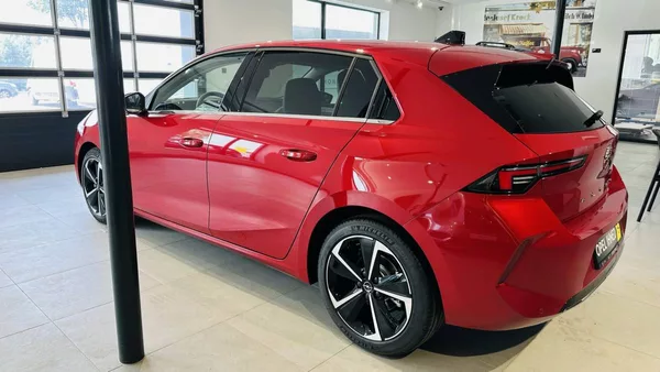 Opel Astra Elegance HB 1.2 TURBO 96kW/130 - foto 6