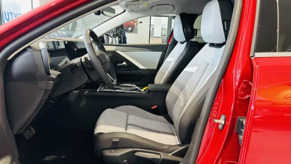 Opel Astra Elegance HB 1.2 TURBO 96kW/130 - foto 7