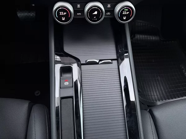 Škoda Superb L&K 7DSG 2,0 TDI - foto 11