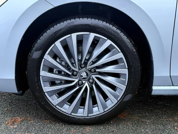 Škoda Superb L&K 7DSG 2,0 TDI - foto 22