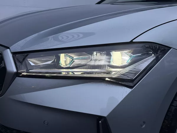 Škoda Superb L&K 7DSG 2,0 TDI - foto 23