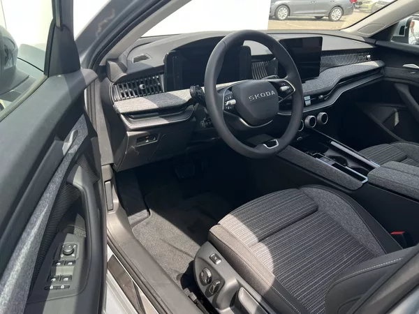 Škoda Superb Selection 7DSG 2,0TDI - foto 3
