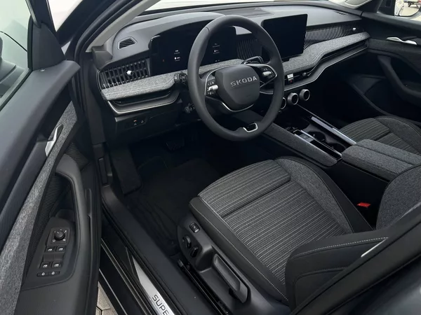 Škoda Superb Selection 7DSG 2,0TDI - foto 3