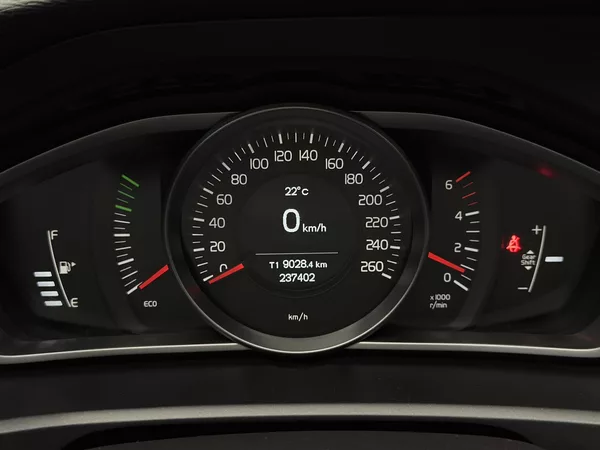 Volvo V40 D2 MOMENTUM CZ - foto 16