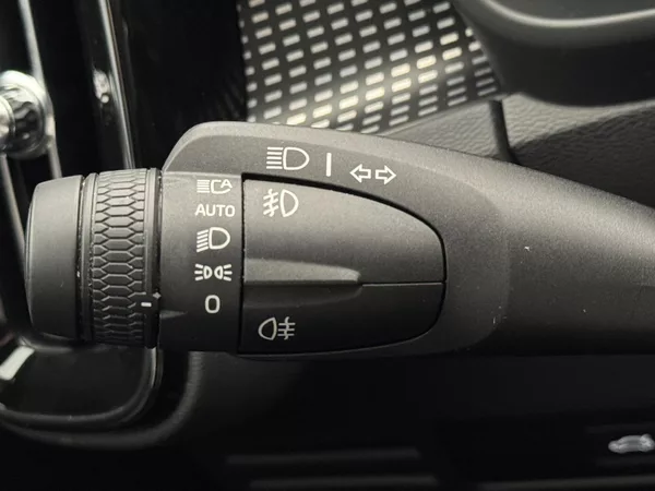 Volvo XC40 B3 CORE AUT - foto 28