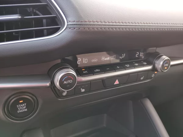 Mazda 3 SDN 2,5 AT, Centre-line, AKCE! - foto 12