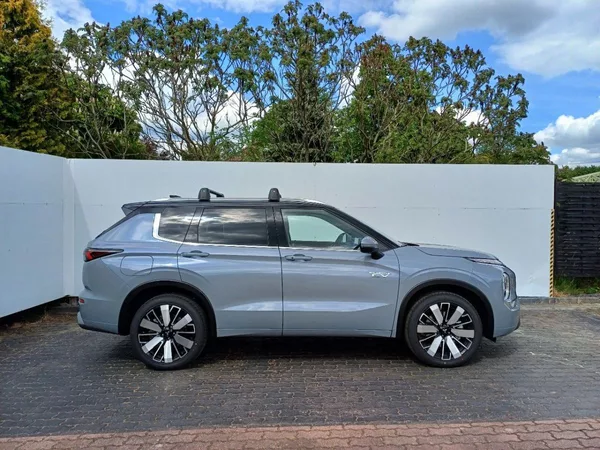 Mitsubishi Outlander Instyle+ 2,4 MIVEC 2xelektromo - foto 3
