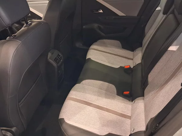 Opel Astra 1.2 TURBO Elegance - foto 4