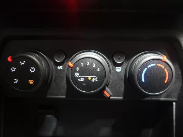 Dacia Sandero 1,0 SCe 67 1. maj. CZ 7800km - foto 23
