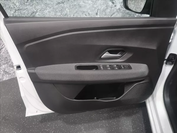 Dacia Sandero 1,0 SCe 67 1. maj. CZ 7800km - foto 8