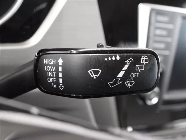 Volkswagen Touran 2,0 TDI 110KW LED 1.majitel - foto 21