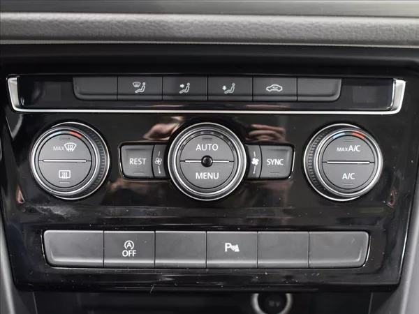 Volkswagen Touran 2,0 TDI 110KW LED 1.majitel - foto 24