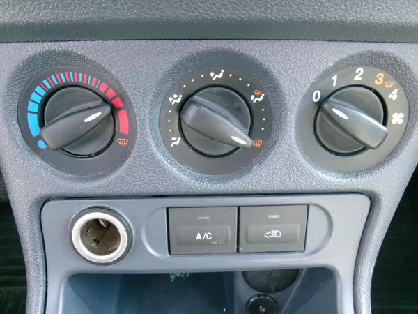 Ford Tourneo Connect 1,8 TDCi KLIMA TAŽNÉ - foto 19