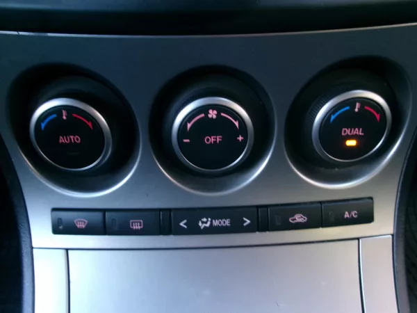 Mazda 3 1,6 16V AUTOKLIMA 90th EDITION - foto 16