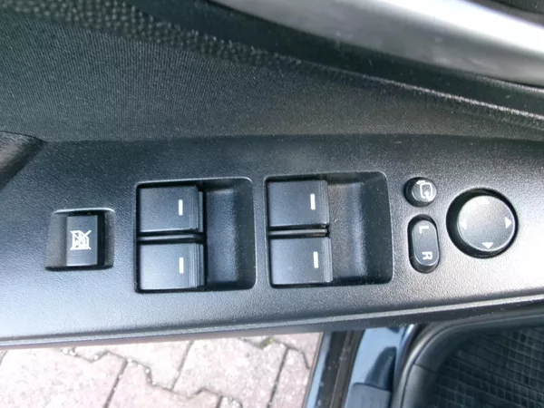 Mazda 3 1,6 16V AUTOKLIMA 90th EDITION - foto 23