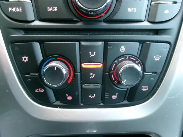 Opel Astra 1,4T KLIMA VÝHŘEV BT TEMP - foto 16