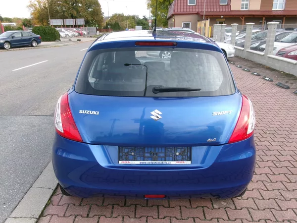 Suzuki Swift 1,3i KLIMA 4x4 VÝHŘEV USB - foto 6