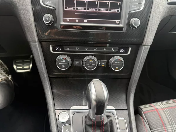 Volkswagen Golf 2.0 GTI DSG - foto 12