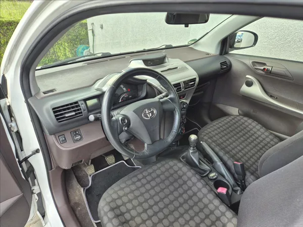 Toyota iQ 1,0 i 50Kw Klima Webasto ALU - foto 12