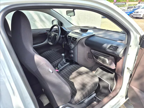 Toyota iQ 1,0 i 50Kw Klima Webasto ALU - foto 17