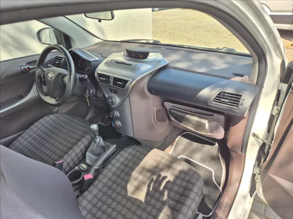 Toyota iQ 1,0 i 50Kw Klima Webasto ALU - foto 18