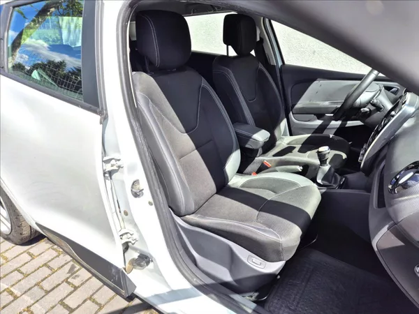 Renault Clio 1,2 i GrandTour Klima Výhřev - foto 21
