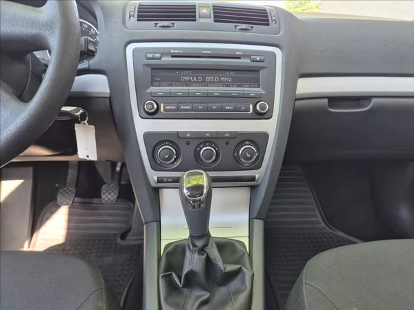 Škoda Octavia 1,4 TSI Combi Klima Výhřev ESP - foto 24