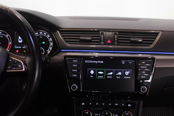 Škoda Superb 2.0TDI DSG STYLE+ Navi LED - foto 32