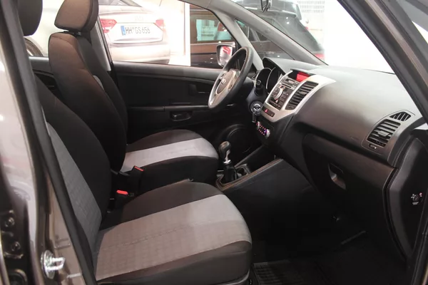 Kia Venga 1.4 66kW Klima ČR - foto 22