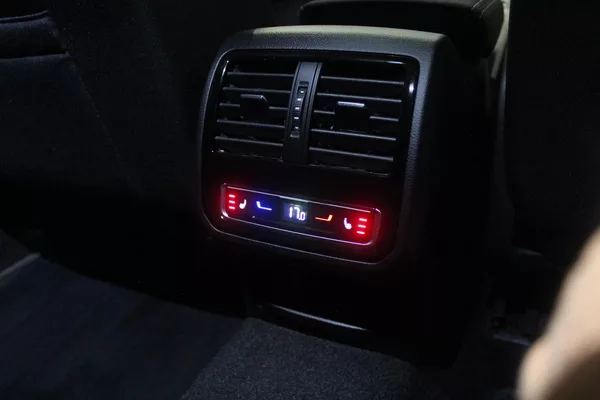 Volkswagen Passat R-Line 110kW,Webasto,360,Tažné - foto 14