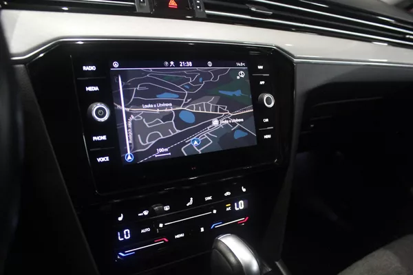 Volkswagen Passat R-Line 110kW,Webasto,360,Tažné - foto 22