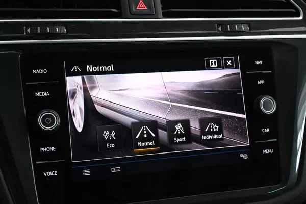 Volkswagen Tiguan 2.0 4Motion LED Matrix DSG ACC - foto 17