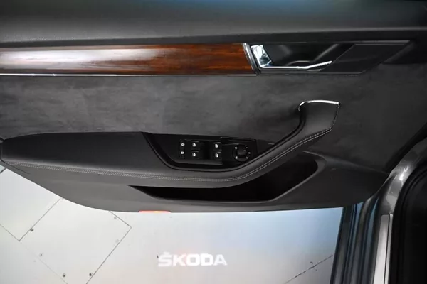 Škoda Superb 2.0 DSG 4x4 SCOUT Matrix LED T - foto 16
