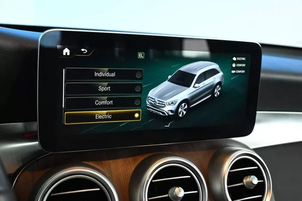 Mercedes-Benz GLC 2.0 300 E 4MATIC 9G-TRONIC LED - foto 18