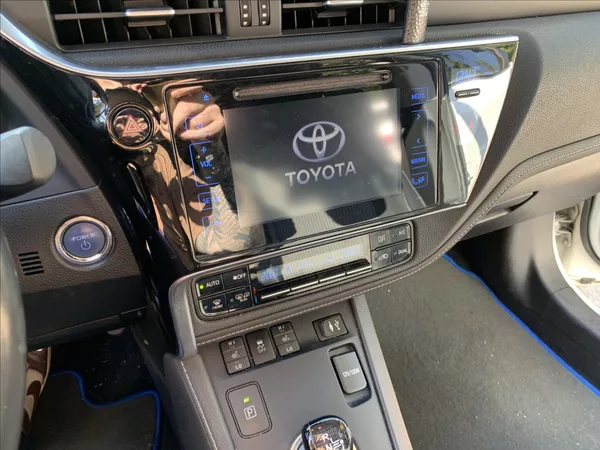 Toyota Auris 1,8 HYBRID 1.MAJ.,ČR,SERVISKA - foto 12
