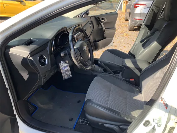 Toyota Auris 1,8 HYBRID 1.MAJ.,ČR,SERVISKA - foto 13