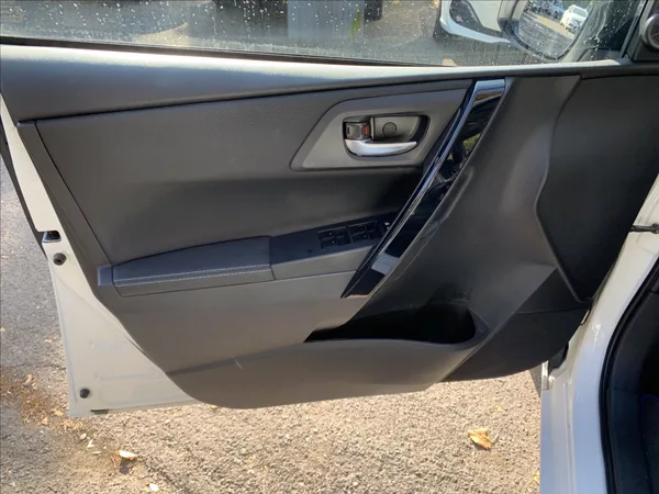 Toyota Auris 1,8 HYBRID 1.MAJ.,ČR,SERVISKA - foto 16