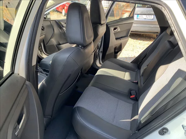 Toyota Auris 1,8 HYBRID 1.MAJ.,ČR,SERVISKA - foto 18