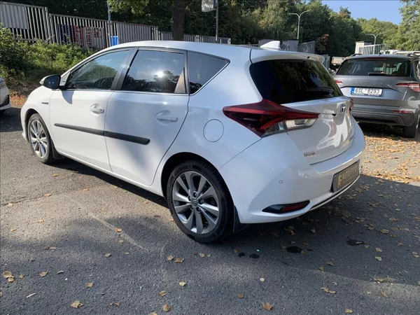 Toyota Auris 1,8 HYBRID 1.MAJ.,ČR,SERVISKA - foto 7