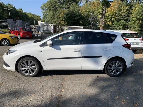 Toyota Auris 1,8 HYBRID 1.MAJ.,ČR,SERVISKA - foto 8