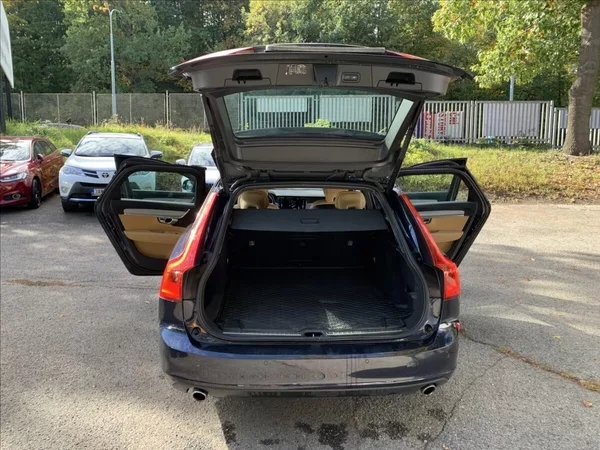 Volvo V90 2,0 D5 AWD MOMENTUM ČR,1.MAJ. - foto 21